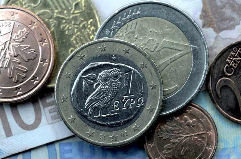 Δοχεία με ελιές και λάδι έκρυβαν 27.577 κάλπικα κέρματα των 2 ευρώ