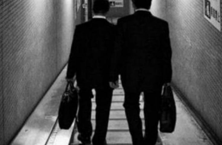 Εφοριακοί-«ντετέκτιβ» έξω από φροντιστήρια και γυμναστήρια