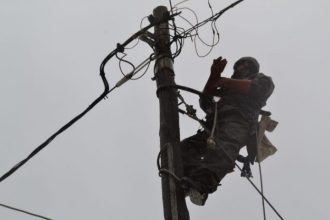 Τραγωδία στην Αβωράνη Αγρινίου - Εργαζόμενος σκοτώθηκε πέφτοντας από κολόνα της ΔΕΗ