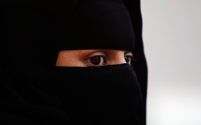 Υπέρ της μερικής απαγόρευσης της μπούρκας ο γερμανός υπουργός Εσωτερικών