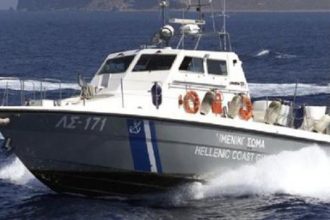 Ιστιοφόρο με πρόσφυγες προσάραξε στη Φραγκιά Μυκόνου