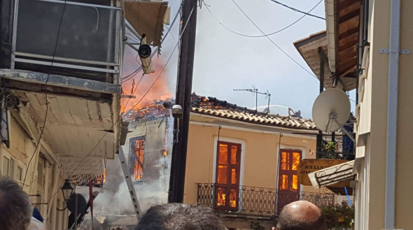 Εκκενώθηκε το κέντρο της Λευκάδας - Κάηκαν σπίτια - Υπό έλεγχο η φωτιά - ΝΕΕΣ ΦΩΤΟΓΡΑΦΙΕΣ - ΒΙΝΤΕΟ - ΝΕΟΤΕΡΑ