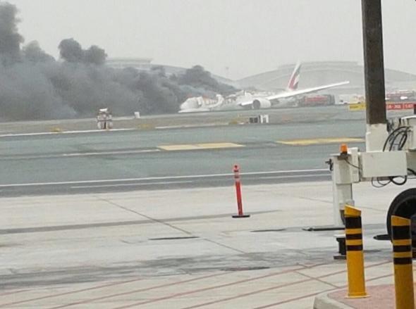 Φωτιά σε αεροπλάνο της Emirates μετά από αναγκαστική προσγείωση - BINTEO