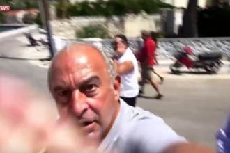 Έξαλλος Βρετανός μεγιστάνας – Τσακώθηκε με δημοσιογράφο στην Ιθάκη - ΔΕΙΤΕ ΒΙΝΤΕΟ