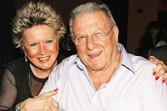 Η Έρρικα Μπρόγερ μίλησε για τον άγνωστο γάμο της με τον Κώστα Βουτσά