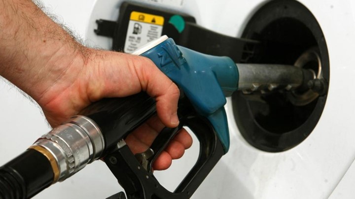 Έρχεται μείωση στην τιμή της βενζίνης