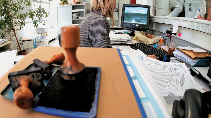 Χιλιάδες συμβασιούχοι μονιμοποιούνται στους Δήμους