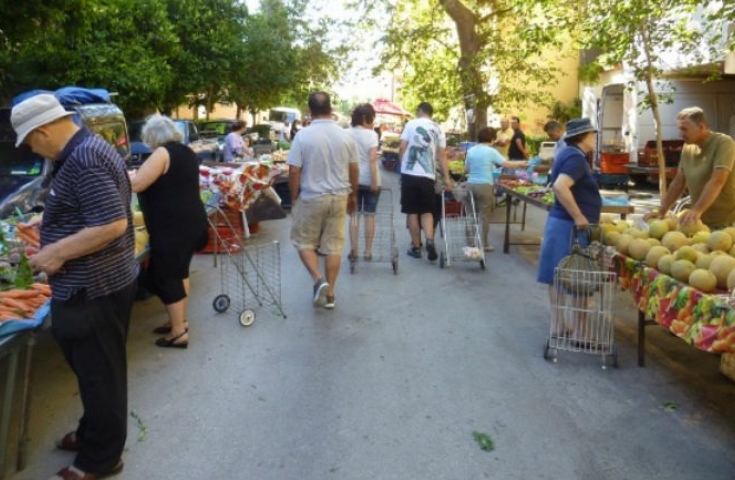 Ηλεία: «Εμφύλιος» για τη λαϊκή στην Ανδραβίδα