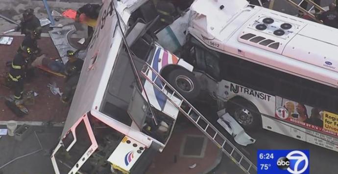 Σύγκρουση δύο λεωφορείων στο Νιού Τζέρσεϊ - Νεκρός ο οδηγός του ενός λεωφορείου