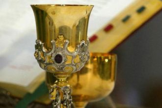 Συνελήφθη ζευγάρι που "σήκωσε" από εκκλησία μέχρι και το δισκοπότηρο !