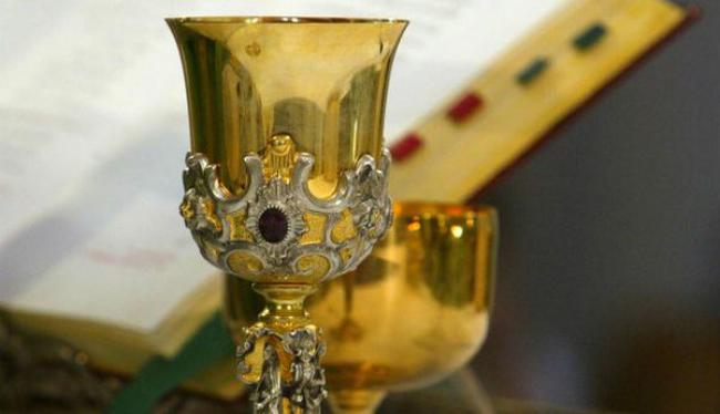 Συνελήφθη ζευγάρι που "σήκωσε" από εκκλησία μέχρι και το δισκοπότηρο !