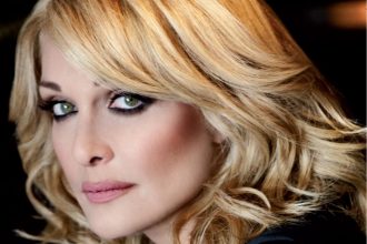 Σπάνια εμφάνιση της Νατάσας Θεοδωρίδου με την μεγάλη κόρη της Χριστιάνα - ΦΩΤΟΓΡΑΦΙΕΣ