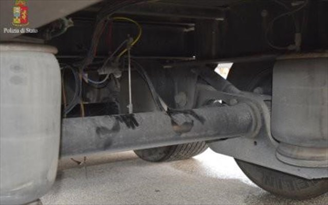 Αφγανός ταξίδεψε 400 χλμ. αγκιστρωμένος από τη ζώνη του κάτω από φορτηγό