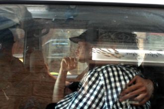 Αίγινα: Στο αυτόφωρο ο 77χρονος χειριστής του ταχύπλοου που σκόρπισε το θάνατο – "Δεν έτρεχα, δεν είδα τίποτα" υποστηρίζει - BINTEO