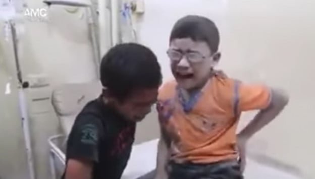 Συρία: Συγκλονιστικό ΒΙΝΤΕΟ - Ο θρήνος δυο αγοριών για το χαμό του αδελφού τους