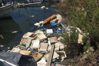 "Θάβεται" στα σκουπίδια το ιστορικό λιμανάκι των Αλυκών - ΦΩΤΟΓΡΑΦΙΕΣ