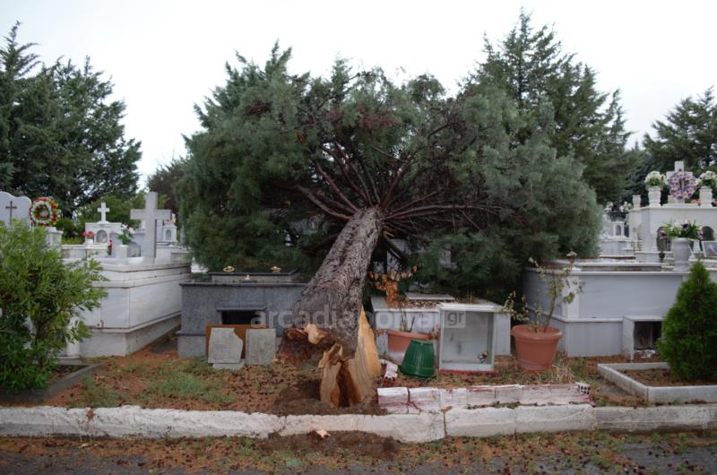 Ανεμοστρόβιλος "σάρωσε" νεκροταφείο στην Τρίπολη - ΔΕΙΤΕ ΦΩΤΟΓΡΑΦΙΕΣ