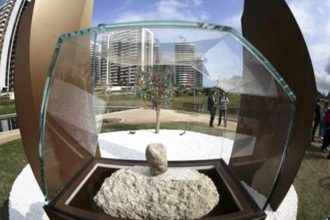 Ρίο 2016: Μνημείο με δύο λίθους από την Αρχαία Ολυμπία στο Ολυμπιακό Χωριό