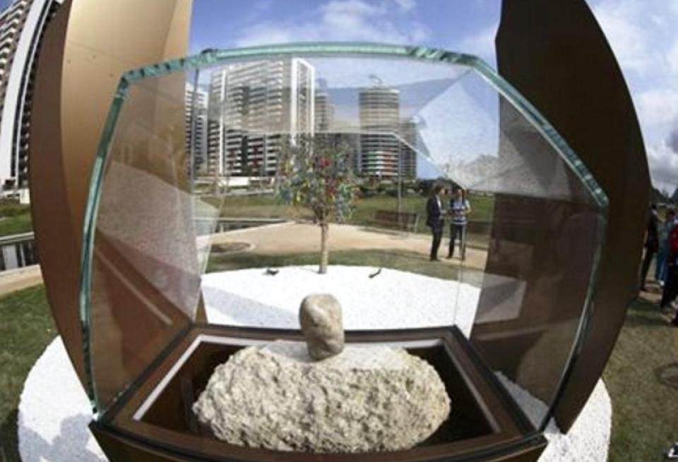 Ρίο 2016: Μνημείο με δύο λίθους από την Αρχαία Ολυμπία στο Ολυμπιακό Χωριό