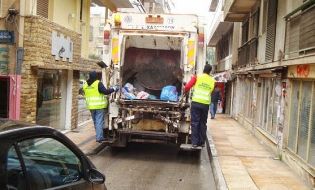 Πέθανε 46χρονη δημοτική υπάλληλος που είχε παρασυρθεί από απορριμματοφόρο