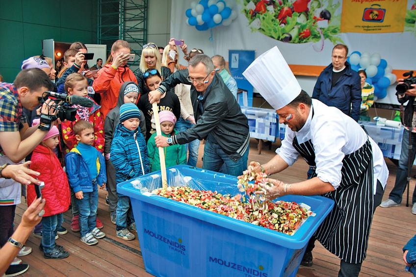 Χωριάτικη σαλάτα για Γκίνες στην Κόκκινη Πλατεία