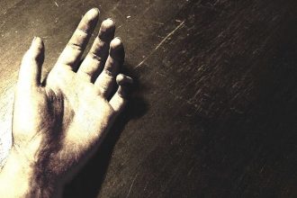 Ηλεία: Άνδρας βρέθηκε νεκρός σε πλατεία - Έκανε διακοπές