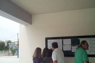 ΒΑΣΕΙΣ 2016: ΠΑΤΡΑ - Δεν περίμεναν τα ηλεκτρονικά αποτελέσματα - Έσπευσαν στα σχολεία - ΦΩΤΟΓΡΑΦΙΕΣ