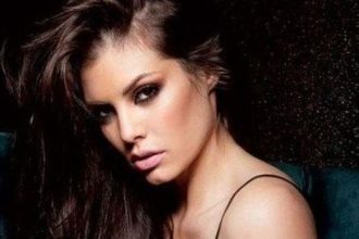 Η Μαρία Κορινθίου φόρεσε το μαγιό της και άρχισε τις βουτιές