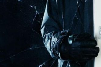 Αχαΐα: "Αλώνιζαν" οι διαρρήκτες ...ο ιδιοκτήτης σπιτιού καθόταν στο μπαλκόνι!