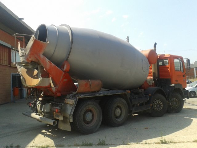 Αιγιάλεια: Υπό διερεύνηση καταγγελία για θαλάσσια ρύπανση από μπετονιέρες