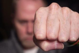 Πάτρα: Του επιτέθηκαν και τον χτύπησαν μέρα μεσημέρι στην πλατεία Όλγας – Τον λήστεψαν στο κέντρο της πόλης