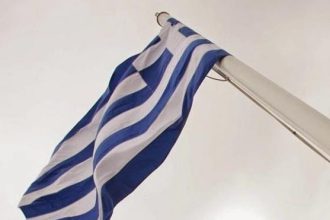 Κατέβασαν και κάρφωσαν στα κάγκελα την Ελληνική σημαία στη Ναύπακτο - ΦΩΤΟΓΡΑΦΙΕΣ