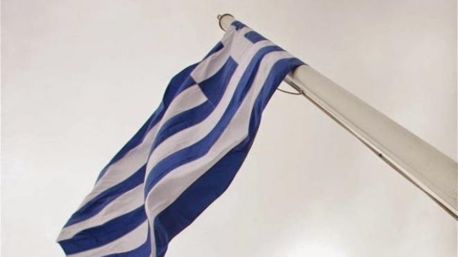 Κατέβασαν και κάρφωσαν στα κάγκελα την Ελληνική σημαία στη Ναύπακτο - ΦΩΤΟΓΡΑΦΙΕΣ