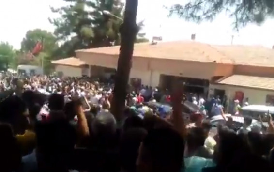 "Δολοφόνε Ερντογάν" - Γιουχαρίστηκε από Κούρδους ο "Σουλτάνος" στις κηδείες των θυμάτων του μακελειού!