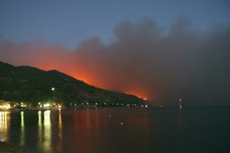 Νύχτα- κόλαση στη Βόρεια Εύβοια, με συνεχείς αναζωπυρώσεις