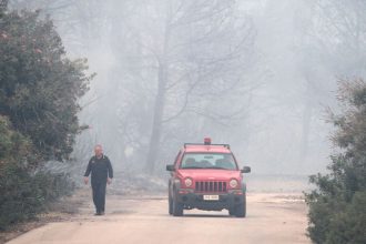Καίγεται πάλι η Εύβοια - Πύρινα μέτωπα σε Κύμη και Κάρυστο - Εκκενώθηκε οικισμός