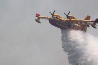 Παραδόθηκε ο άνδρας που προκάλεσε τη φωτιά στα Καλύβια Αττικής