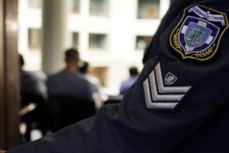 Χειροπέδες σε Αρχιφύλακα για ξυλοδαρμό δύο ανηλίκων σε αστυνομικό τμήμα