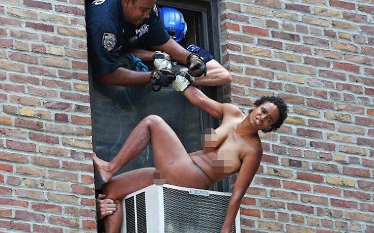 ΣΟΚ - Γυναίκα πήδηξε ολόγυμνη από το παράθυρο για να αυτοκτονήσει! ΦΩΤΟΓΡΑΦΙΕΣ