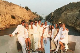 Η Κέιτ Μος κάνει διακοπές στην Ελλάδα παρέα με τη... Σάρα Φέργκιουσον