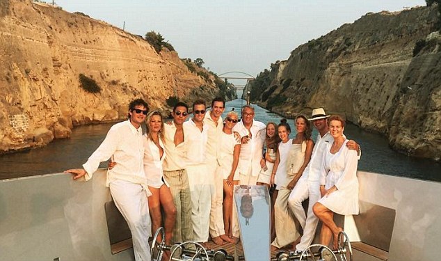 Η Κέιτ Μος κάνει διακοπές στην Ελλάδα παρέα με τη... Σάρα Φέργκιουσον