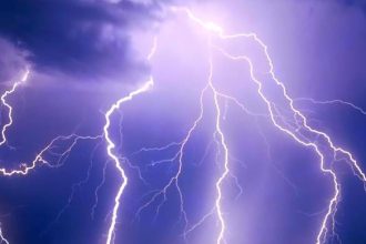 Ο κεραυνός... αναστάτωσε ολόκληρη την Ακράτα λόγω του καπνού - Συναγερμός στην Πυροσβεστική (ΝΕΟΤΕΡΑ)