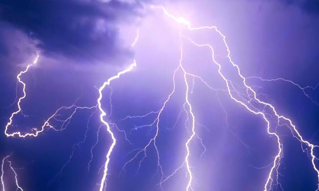 Ο κεραυνός... αναστάτωσε ολόκληρη την Ακράτα λόγω του καπνού - Συναγερμός στην Πυροσβεστική (ΝΕΟΤΕΡΑ)