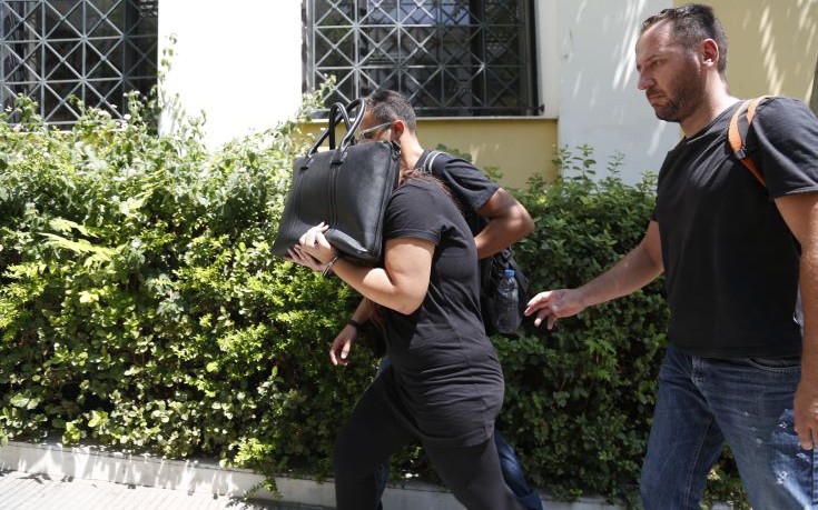 Έγκλημα Κορωπί: «Η μητέρα μου είχε παντού πάνω της αίματα και φαινόταν μία μαχαιριά στην πλάτη της»