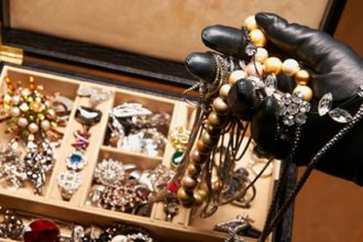 Αιγιάλεια: "Ντου" σε εξοχική κατοικία - "Έβγαλαν" φτερά χρήματα και τιμαλφή μεγάλης αξίας