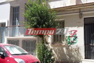 Πάτρα: Ετοιμόρροπο σπίτι δίπλα σε παιδικό σταθμό! Πέφτουν σοβάδες, κρέμονται σίδερα - ΦΩΤΟΓΡΑΦΙΕΣ