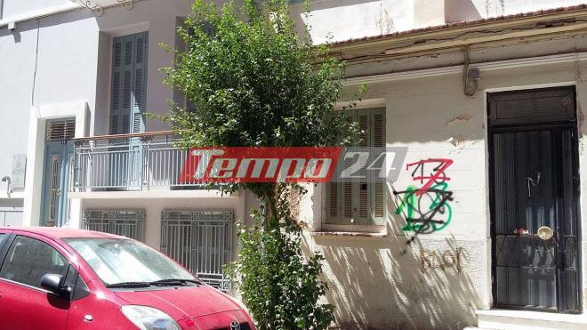 Πάτρα: Ετοιμόρροπο σπίτι δίπλα σε παιδικό σταθμό! Πέφτουν σοβάδες, κρέμονται σίδερα - ΦΩΤΟΓΡΑΦΙΕΣ