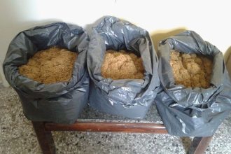 Μαζί με τη βενζίνη, πούλαγε και... λαθραίο καπνό!