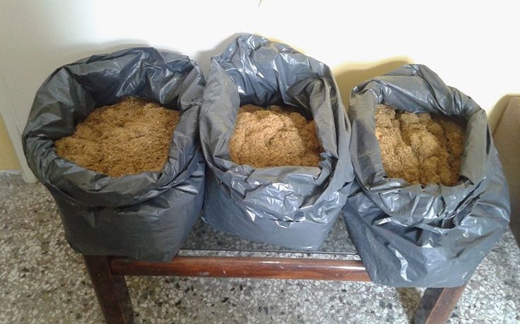 Μαζί με τη βενζίνη, πούλαγε και... λαθραίο καπνό!