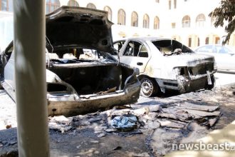 Μολότοφ στο προαύλιο της Μονής Πετράκη - Κάμερα κατέγραψε τη στιγμή της επίθεσης - ΒΙΝΤΕΟ